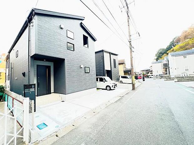 前面道路を含めた現地写真です。