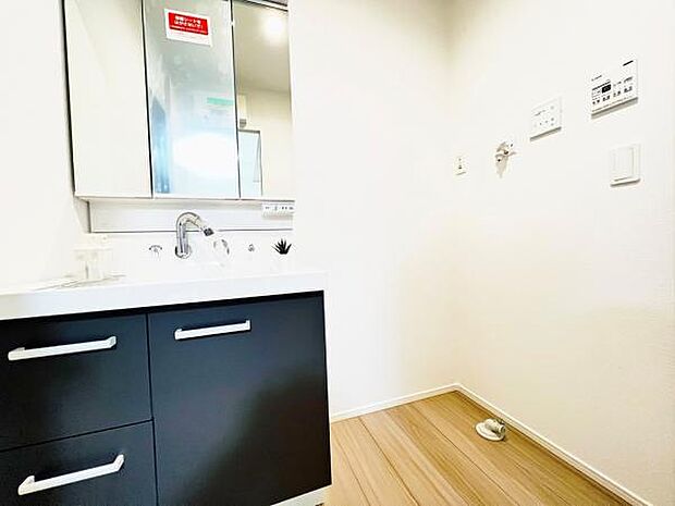 ランドリースペースです。身支度を整えながら洗濯機の操作を行えます。