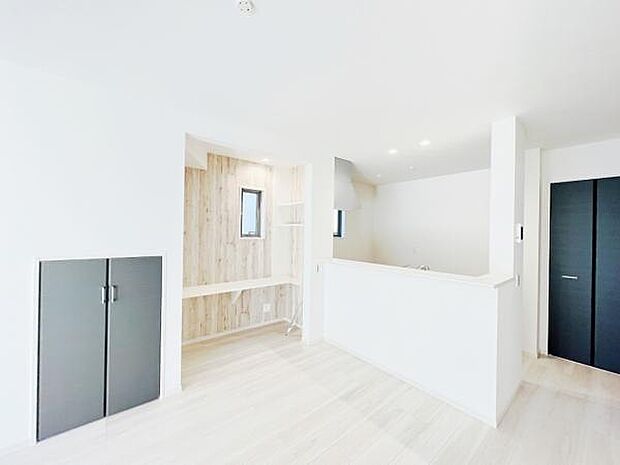 お食事中もキッチンと会話が楽しめるダイニングスペース。