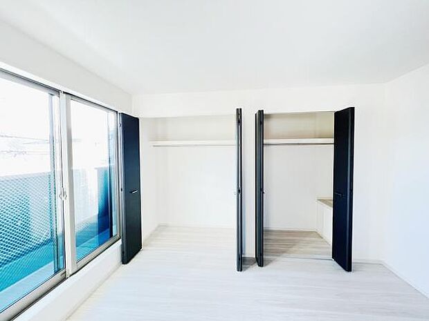 明るい広々とした主寝室でご家族ゆっくりお休みになれますね。