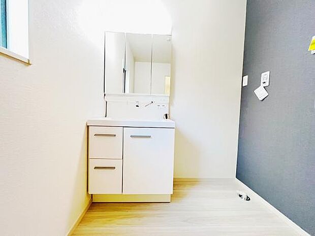 洗面化粧台です。朝の身支度から1日が始まります。