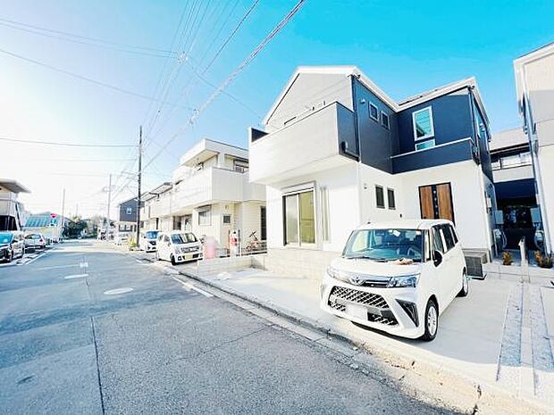 前面道路を含めた現地写真です。