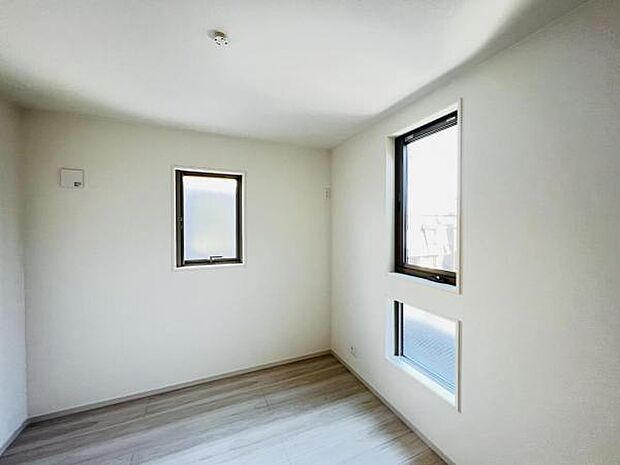 木の温もりが優しいフローリングの収納スペース付き洋室です。