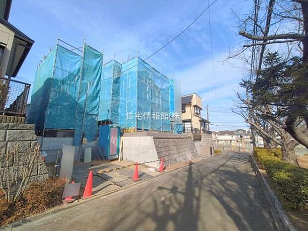 前面道路を含めた現地写真です。