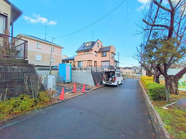 前面道路を含めた現地写真です。
