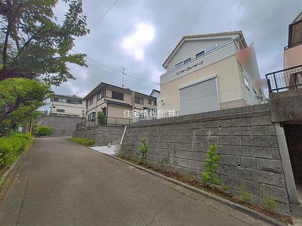 前面道路を含めた現地写真です。