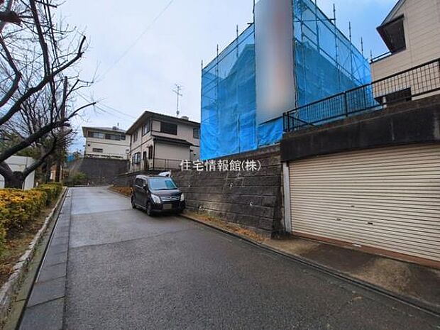 前面道路を含めた現地写真です。