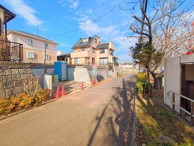 前面道路を含めた現地写真です。