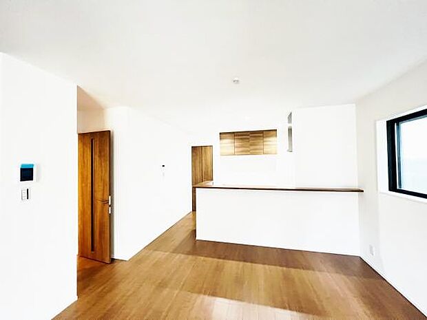 お食事中もキッチンと会話が楽しめるダイニングスペース。