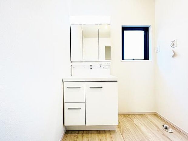 洗面化粧台です。朝の身支度から1日が始まります。