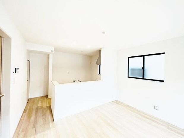 お食事中もキッチンと会話が楽しめるダイニングスペース。