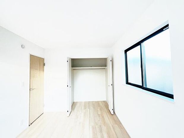 2面採光の明るい洋室です。