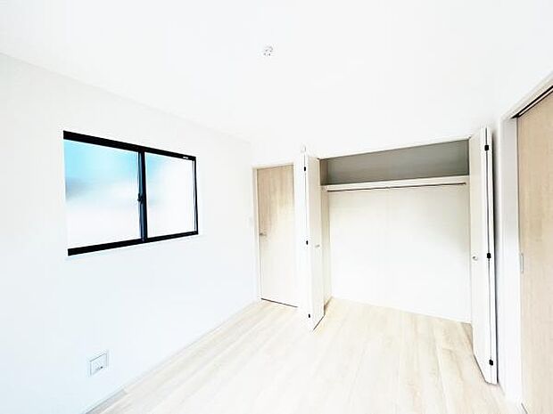 いつでもお部屋をスッキリお使い頂ける収納スペースを設置。