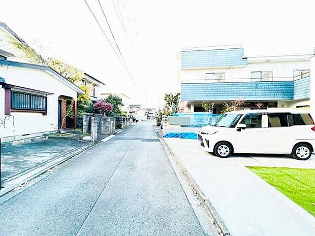 前面道路を含めた現地写真です。