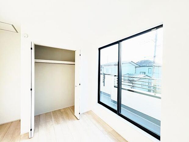 木の温もりが優しいフローリングの収納スペース付き洋室です。