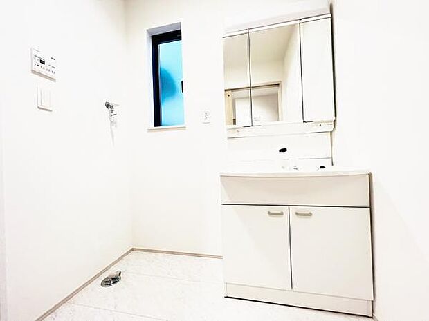 ランドリースペースです。身支度を整えながら洗濯機の操作を行えます。