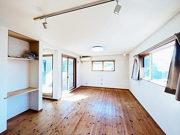 家族団らんの場所としてゆったりと居心地の良いリビングです。