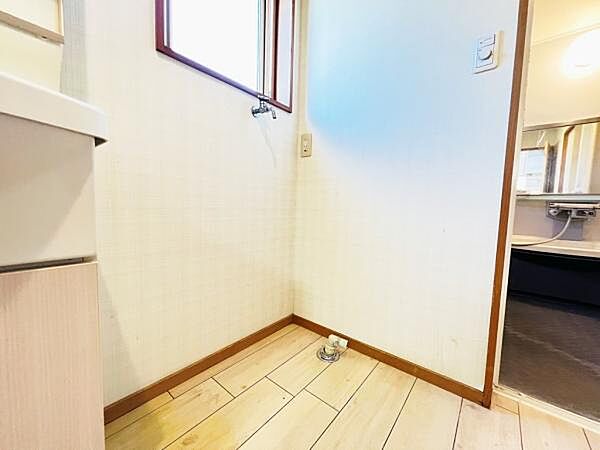 ランドリースペースです。身支度を整えながら洗濯機の操作を行えます。