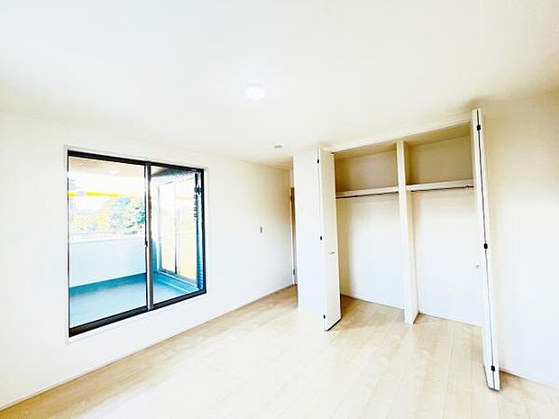 明るい広々とした主寝室でご家族ゆっくりお休みになれますね。