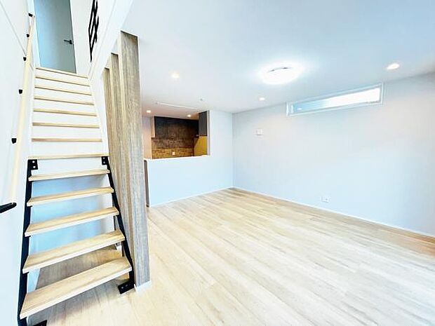 お食事中もキッチンと会話が楽しめるダイニングスペース。