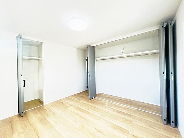 明るい広々とした主寝室でご家族ゆっくりお休みになれますね。