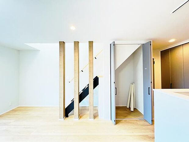 いつでもお部屋をスッキリお使い頂ける収納スペースを設置。