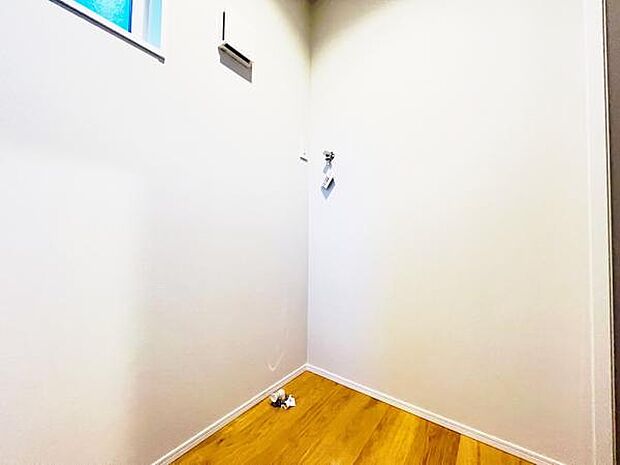 ランドリースペースです。身支度を整えながら洗濯機の操作を行えます。