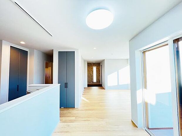 お食事中もキッチンと会話が楽しめるダイニングスペース。