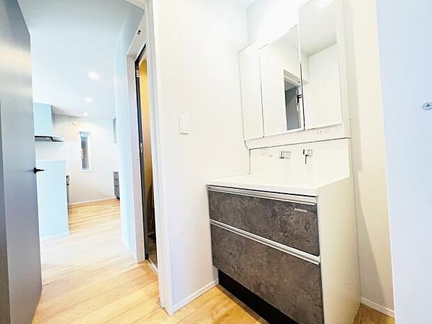 洗面化粧台です。朝の身支度から1日が始まります。