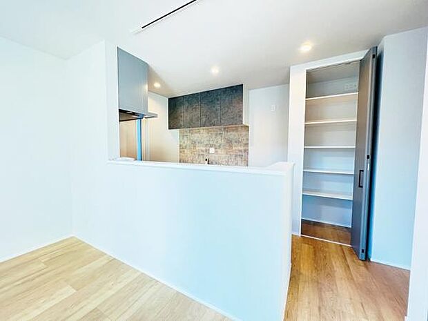キッチンの横に収納を設置。 パントリーとしてお使いいただけます。