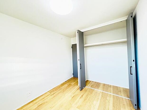 木の温もりが優しいフローリングの収納スペース付き洋室です。