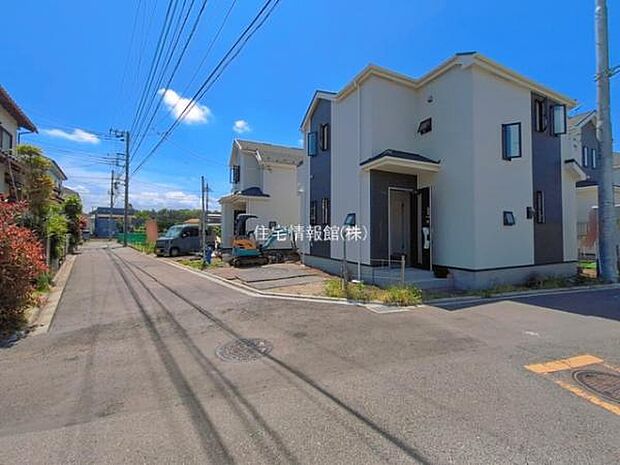 前面道路を含めた現地写真です。