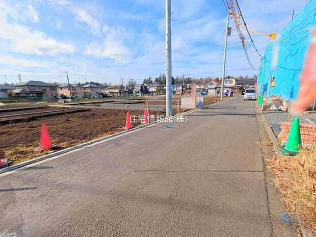 前面道路を含めた現地写真です。