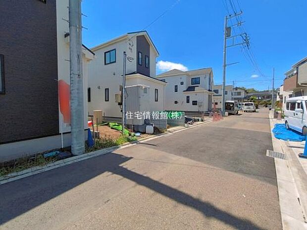 前面道路を含めた現地写真です。