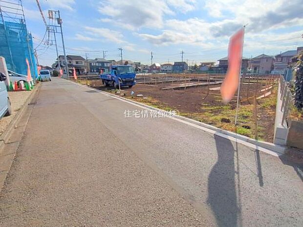 前面道路を含めた現地写真です。