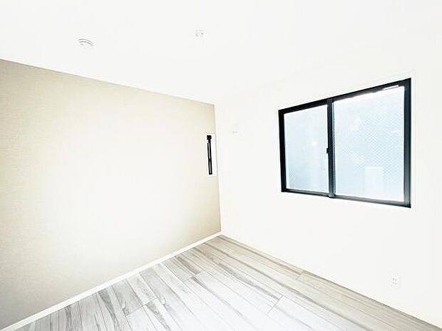 洋室は、風通しが良く明るく快適な空間です。ゆったりと読書など、趣味にも没頭できプライベート時間もお寛ぎ頂けそうです。