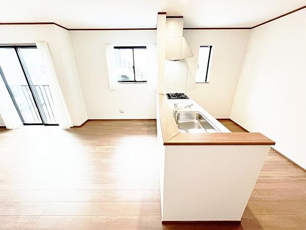 お食事中もキッチンと会話が楽しめるダイニングスペース。