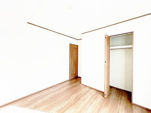 明るい主寝室でご家族ゆっくりお休みになれますね。