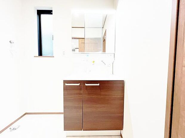 洗面化粧台です。朝の身支度から1日が始まります。