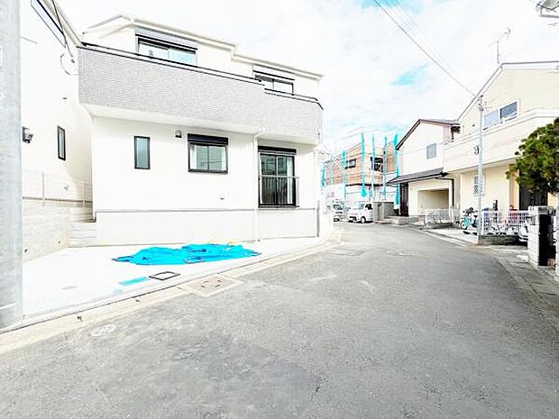 前面道路を含めた現地写真です。