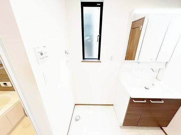 ランドリースペースです。身支度を整えながら洗濯機の操作を行えます。