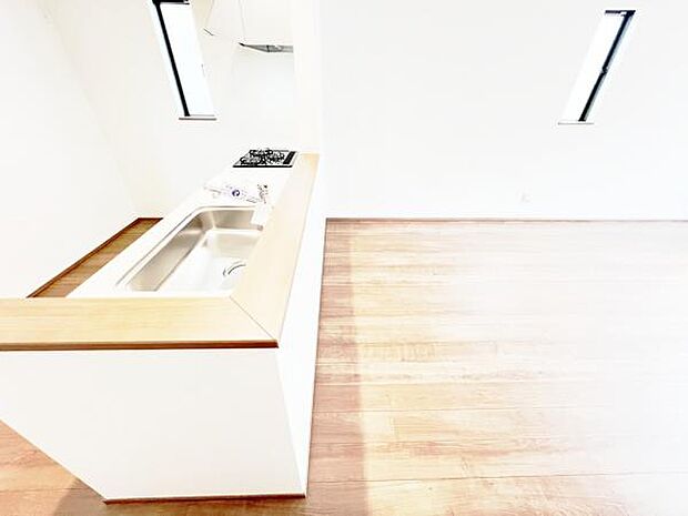 お食事中もキッチンと会話が楽しめるダイニングスペース。