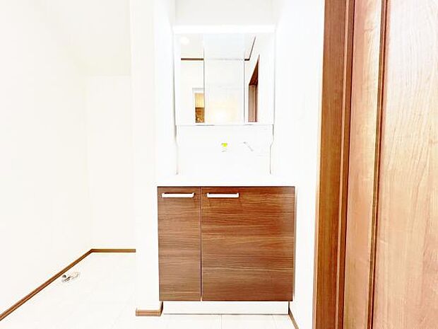 洗面化粧台です。朝の身支度から1日が始まります。