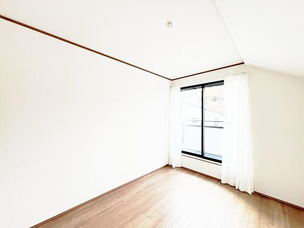 洋室は、風通しが良く明るく快適な空間です。ゆったりと読書など、趣味にも没頭できプライベート時間もお寛ぎ頂けそうです。