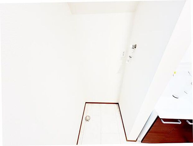 ランドリースペースです。身支度を整えながら洗濯機の操作を行えます。