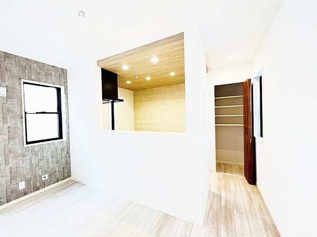 お食事中もキッチンと会話が楽しめるダイニングスペース。