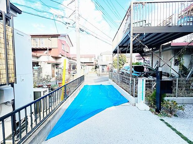 前面道路を含めた現地写真です。