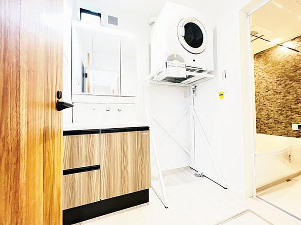 ランドリースペースです。身支度を整えながら洗濯機の操作を行えます。