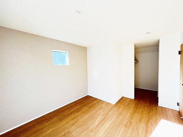 主寝室にはウォークインクローゼットもございます。