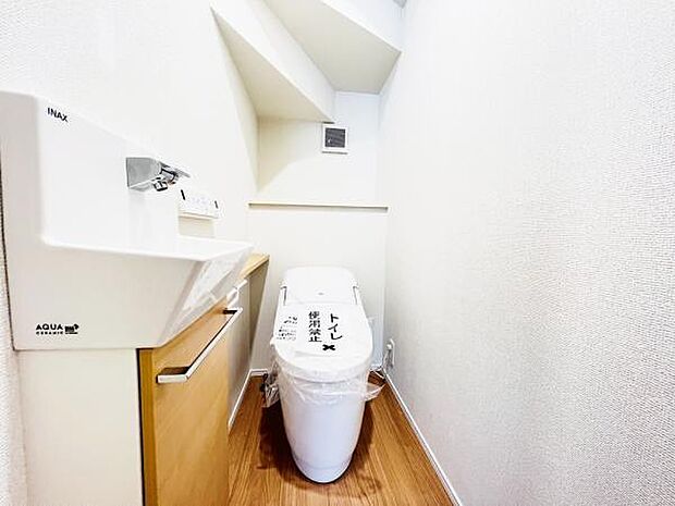 タンクレス採用のトイレなので掃除しやすくいつでも清潔。
